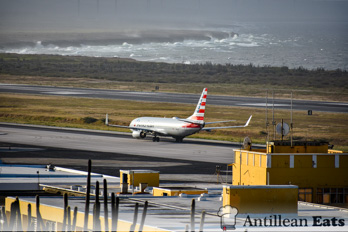 American Airlines - boeing 737 taking off from Curacao